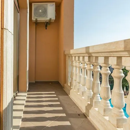 Luxury 1bdr In Astoria Iq Apartman Elenite